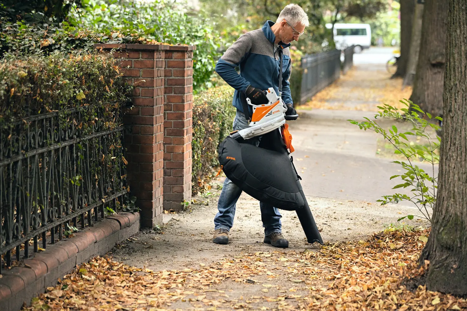 Mann stehend mit Gartenmaschine von B&L GbR